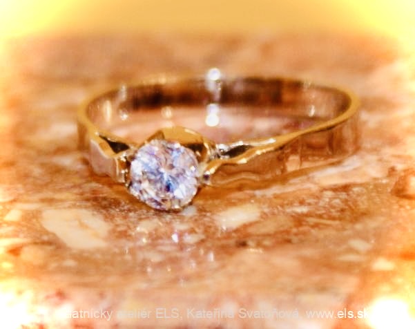 Zásnubný prsteň s diamantom, natural diamant s certifikátom.