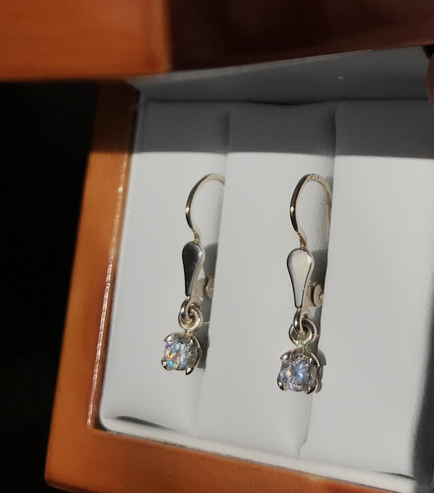 Náušnice s prírodným diamantom.Briliantová technika.