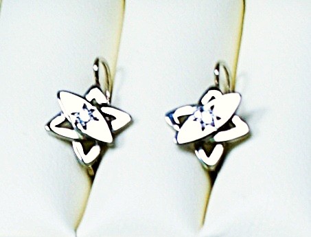 Diamond earrings,14-karat gold,natural star-shaped diamonds. An original piece of jewelry.